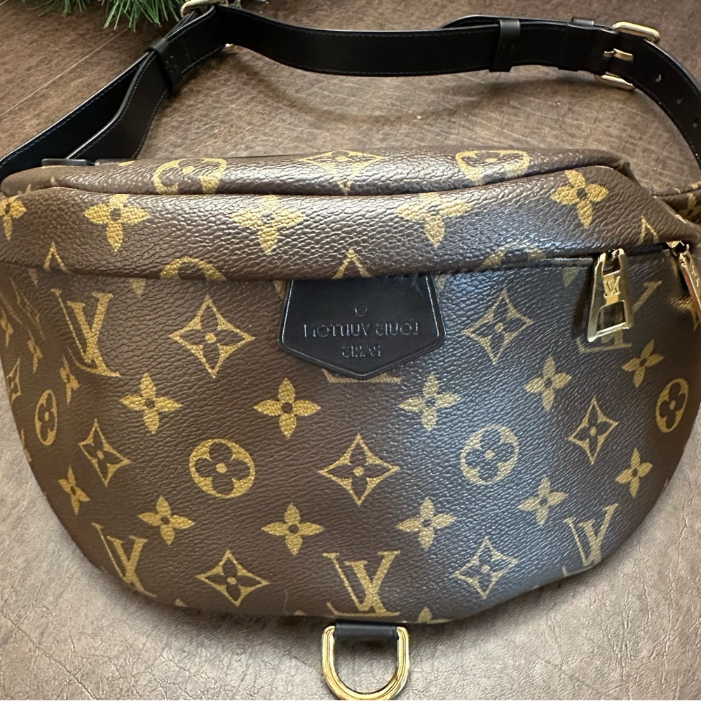 LOUIS VUITTON world tour bumbag
